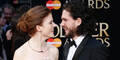Dass die "Games of Thrones"-Stars ein Paar sind, wurde schon länger vermutet. Jetzt machten Kit Harington und Rose Leslie es offiziell und zeigten sich turtelnd bei den Olivier Awards in London.