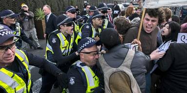 Asylbewerber z&uuml;ndet sich vor Lager an