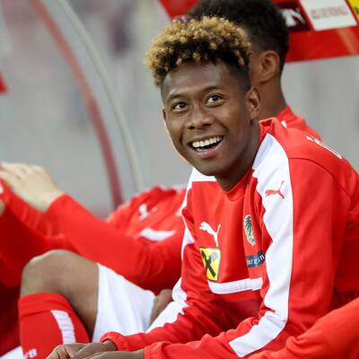 Alaba scherzt auf der Bank