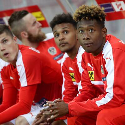 Alaba scherzt auf der Bank