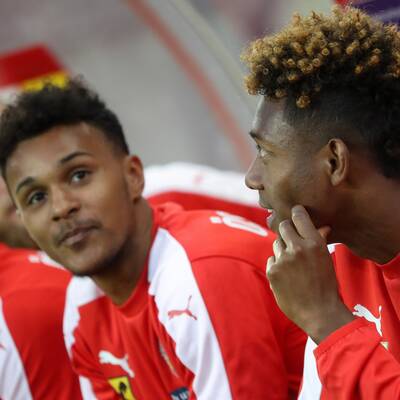 Alaba scherzt auf der Bank