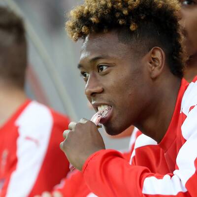 Alaba scherzt auf der Bank