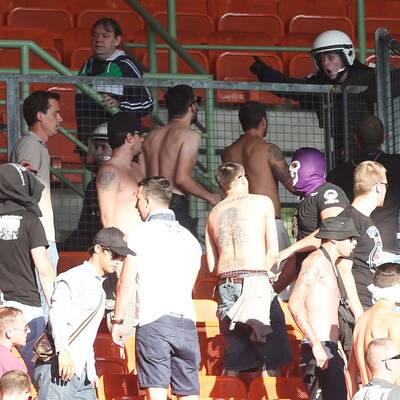 Wilde Prügeleien bei Derby