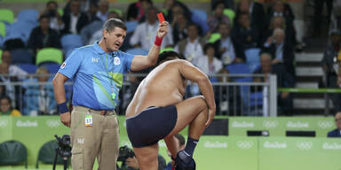 Irrer Nackt-Protest beim Ringen