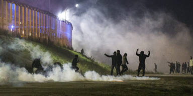 Fl&uuml;chtlinge gehen auf Polizei los