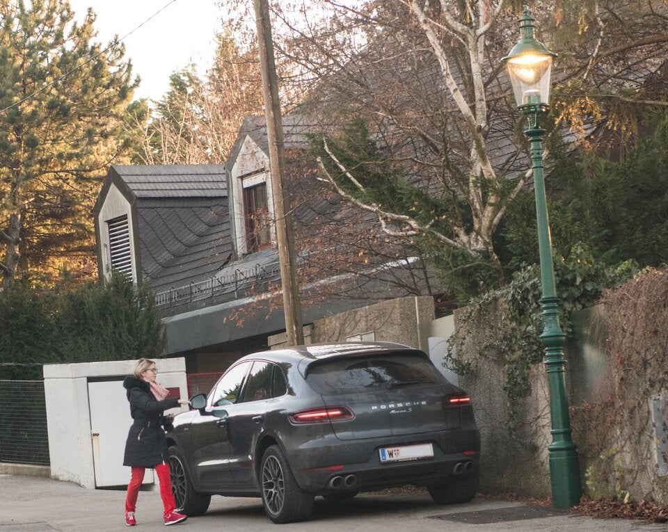 Cathy Lugner mit Porsche Macan S