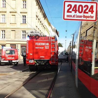 dpd-Lieferwagen rammt Straßenbahn