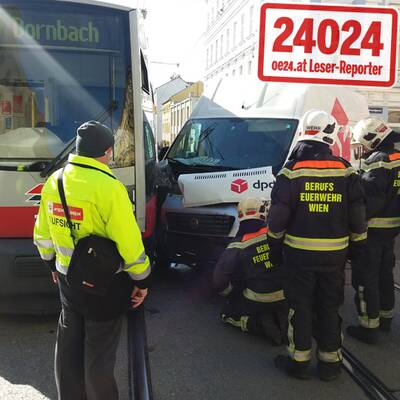 dpd-Lieferwagen rammt Straßenbahn