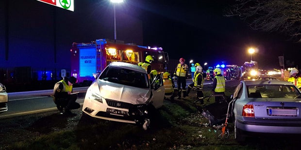 Verkehrsunfall mit sechs Autos auf B20