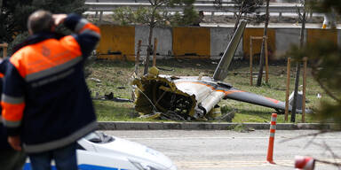 Flugzeug kracht in Fernsehturm Istanbul