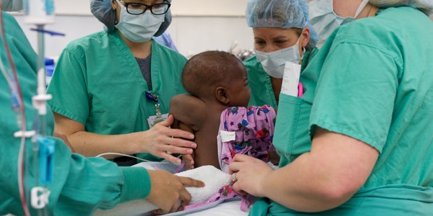 Kind mit vier Beinen und zwei Wirbelsäulen