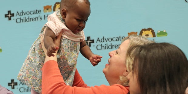 Kind mit vier Beinen und zwei Wirbelsäulen