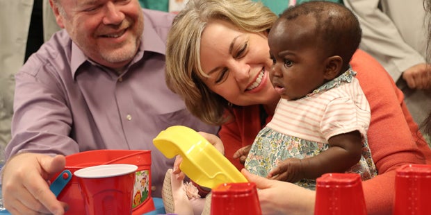 Kind mit vier Beinen und zwei Wirbelsäulen