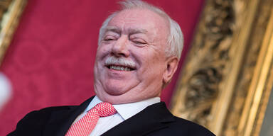 H&auml;upl l&uuml;ftet Geheimnis um Schnurrbart