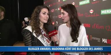 20170330_66_112078_170330_Blogger_Awards_Interview_Kimberly_Budinsky_Red_Carpet.jpg