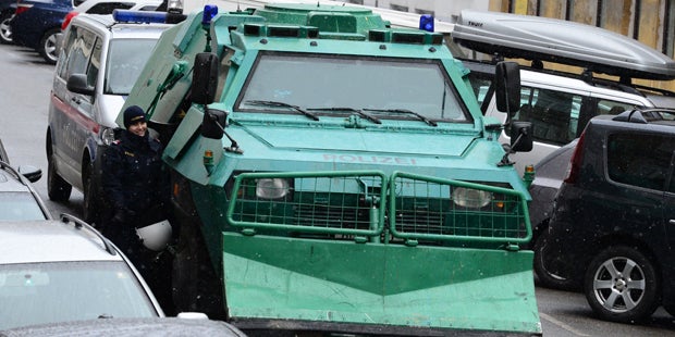 Panzerwagen vor dem besetzten Haus