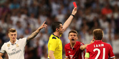 Bayern-Stars st&uuml;rmen Schiri-Kabine