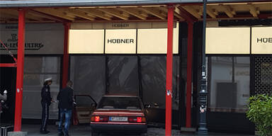 Spektakulärer Einbruch! Dieb raste mit Auto in Nobel-Juwelier