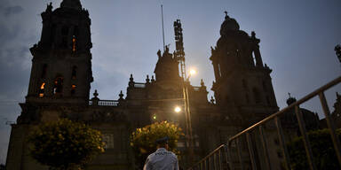 Priester w&auml;hrend der Messe niedergestochen