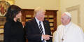 So witzeln der Papst und Melania über Donald Trump