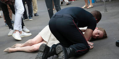 Mann schl&auml;gt Politikerin bewusstlos