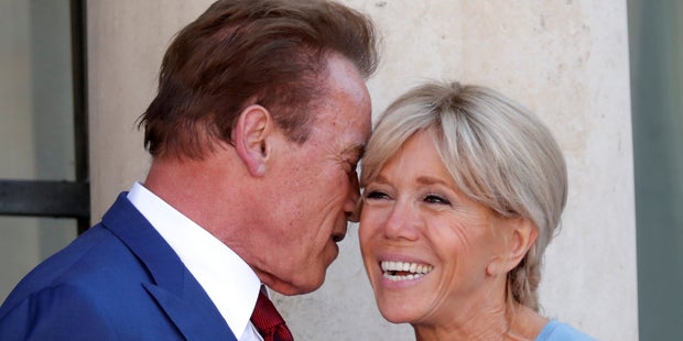 Arnie knutscht Frankreichs First Lady