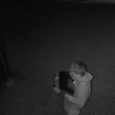 Spiderman und Komplize räumen Firma aus