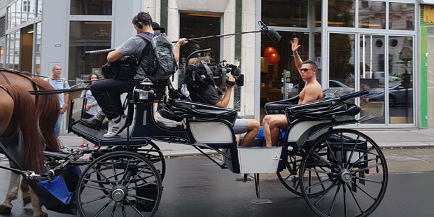 Nackter im Fiaker Wien