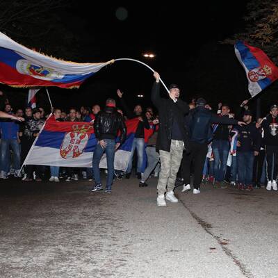 Serbien-Fans: Pyro-Ärger & Skandal-Plakat