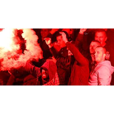 Serbien-Fans: Pyro-Ärger & Skandal-Plakat