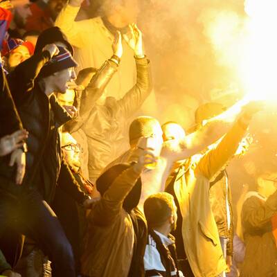 Serbien-Fans: Pyro-Ärger & Skandal-Plakat