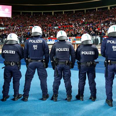 Serbien-Fans: Pyro-Ärger & Skandal-Plakat