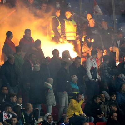 Serbien-Fans: Pyro-Ärger & Skandal-Plakat