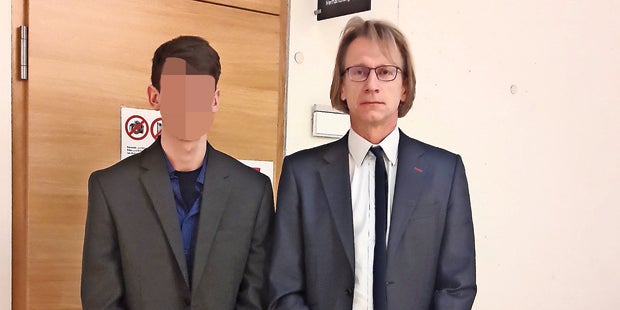 Verteidiger Martin Preslmayr und sein Mandant (19).