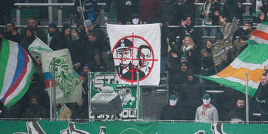 Rapid-Fans emp&ouml;ren mit Kickl-Plakat