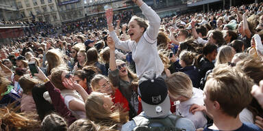 Tausende Fans nehmen von Avicii Abschied