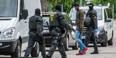 Abschiebung vereitelt: Polizei st&uuml;rmt