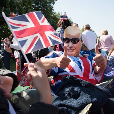 Meghan & Harry im Jaguar