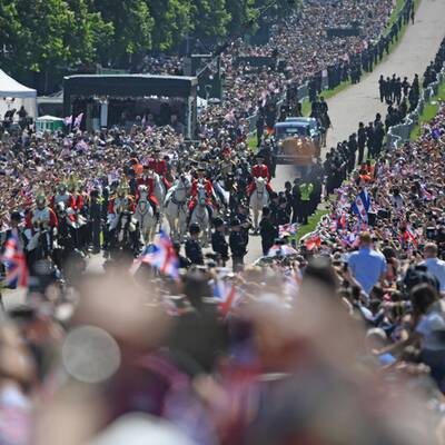Meghan & Harry im Jaguar