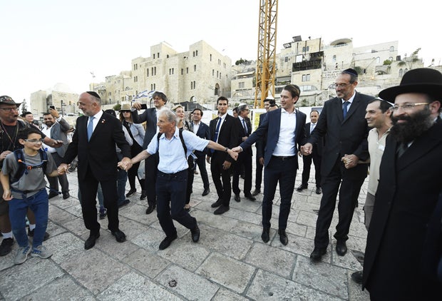 Hier besucht Kurz die Klagemauer in Jerusalem