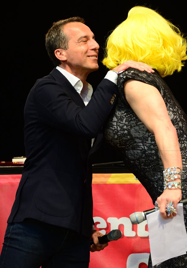 200.000 feiern Regenbogenparade