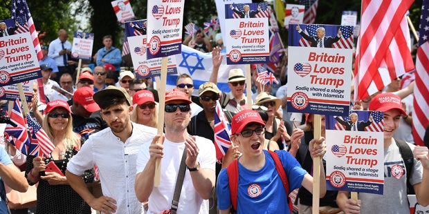 Trump spielt Golf – und Tausende demonstrieren