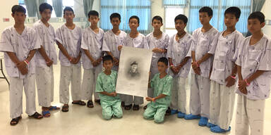 H&ouml;hlen-Buben geben Pressekonferenz