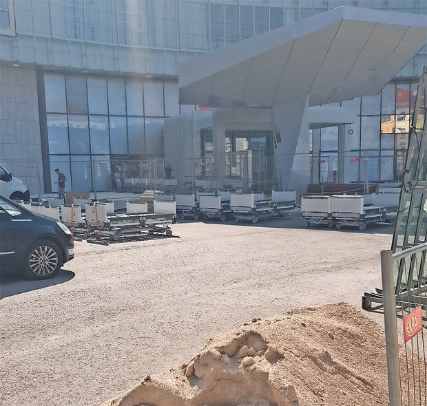 KH Nord: Betten stehen im Bauschutt