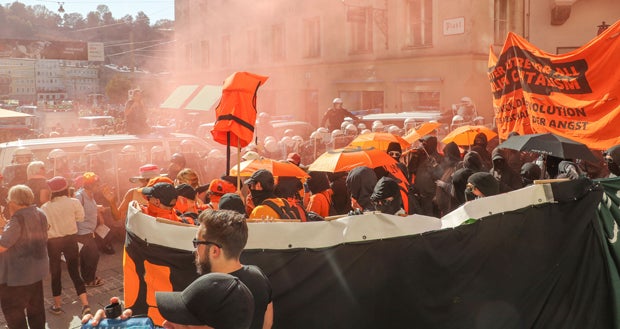 Demo-Zwischenfall mit Grünen-EU-Parlamentarier Reimon