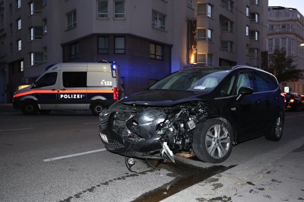 Schwerer Crash mitten in Wien legt Buslinie lahm