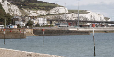 Fl&uuml;chtlinge aus Schlauchboot im &Auml;rmelkanal gerettet