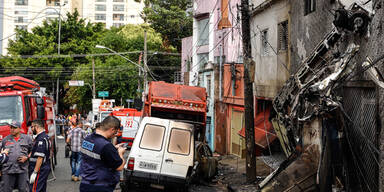 Kleinflugzeug crasht in Hauswand - 2 Tote