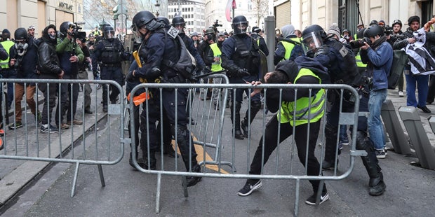 'Gelbwesten': Polizei feuert Tränengas auf Demonstranten