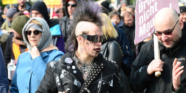 Rauch-Bomben bei Anti-Identitären-Demo